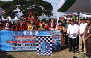 Bupati Sibral Lepas Peserta Karnaval HUT ke-18 Kabupaten Pidie Jaya
