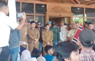 Ratusan Massa Geruduk Kantor Gubernur Aceh, Desak Pemerintah Jaga Perdamaian dan Kembalikan 4 Pulau