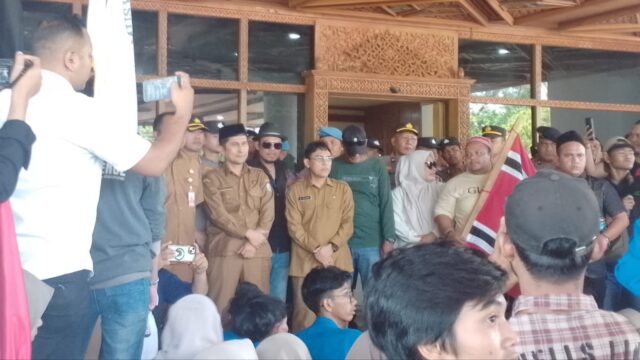 Ratusan Massa Geruduk Kantor Gubernur Aceh, Desak Pemerintah Jaga Perdamaian dan Kembalikan 4 Pulau