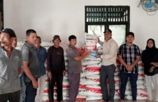 Pemerintah Gampong Alue Rambot Abdya Salurkan Bantuan Pupuk ke Petani
