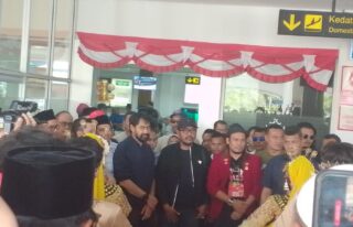 Empat Pulau Kembali ke Aceh, Mualem Disambut Meriah di Bandara SIM