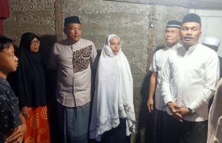 Safari Subuh di Abdya, Bupati Safaruddin Bantu Perbaiki Rumah Janda Miskin di Meunasah Sukon