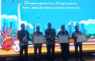 Wagub Aceh Terima Penghargaan Simpul Jaringan Terbaik Arsip Nasional 2025