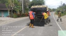 Lubang Menganga di Jalan Nasional Abdya-Nagan Raya Mulai Ditambal