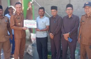 Badai Rusak 5 Rumah Warga, Wabup Zaman Akli Salurkan Bantuan Masa Panik dari Baitul Mal Abdya