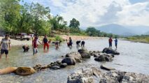 Puluhan Petani di Abdya Keruk Sungai secara Manual demi Selamatkan Sawah dari Kekeringan