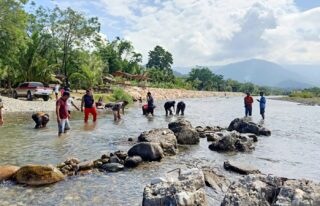 Puluhan Petani di Abdya Keruk Sungai secara Manual demi Selamatkan Sawah dari Kekeringan